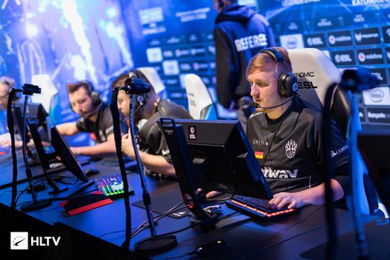 湿润牌面（如Q-J-9同花）中的高风险博弈：该进攻还是控池？（湿润牌面（如Q-J-9同花）的高波动抉择：施压进攻还是控制底池？）